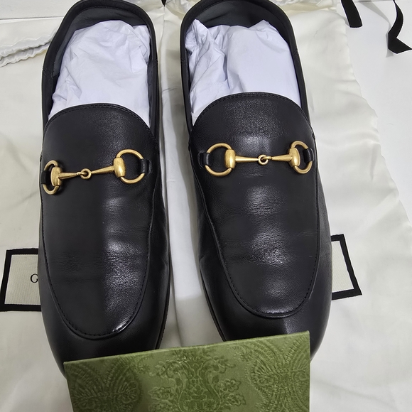 Gucci Black Loafers with Gold Accent Black Leather 1953 Horsebit Loafer | GUCCI® US main image 2